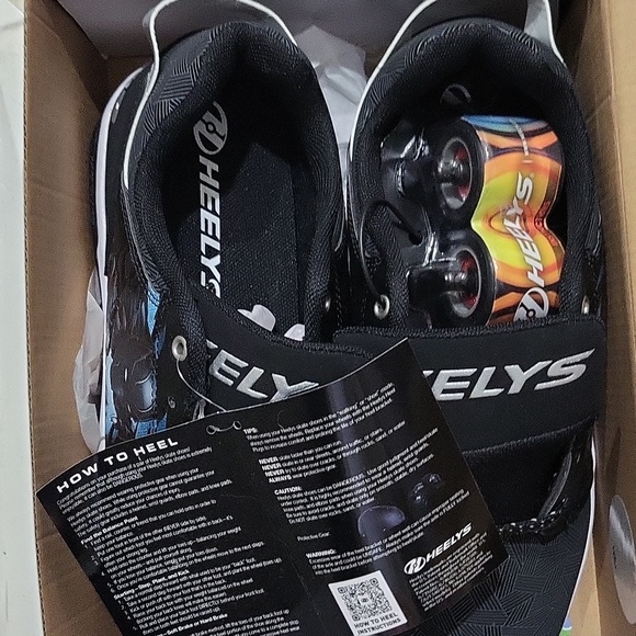 Size 9 mens/ Boys heelys - Picture 3 of 3